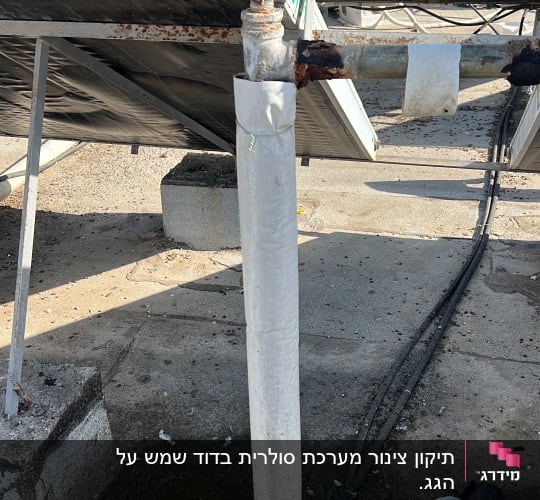 צינור מבודד מחובר לדוד שמש על גג